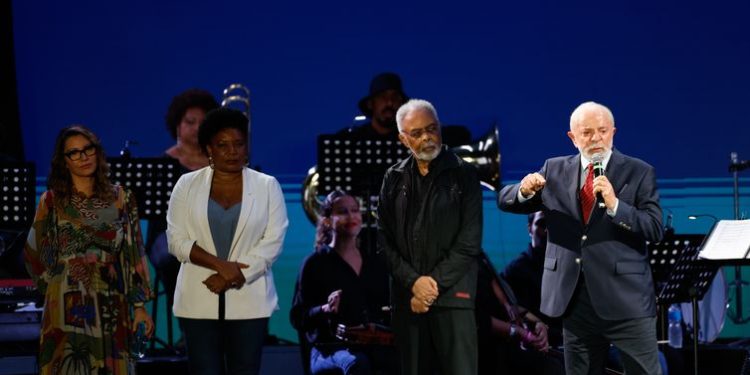 Lula promete zerar fome no país até fim do mandato