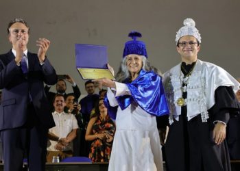 Maria Bethânia recebe título de Doutora Honoris Causa da UFC