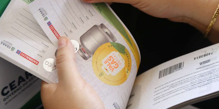 Governo do Ceará entrega terceiro lote do Vale Gás Social com mais de 208 mil tíquetes