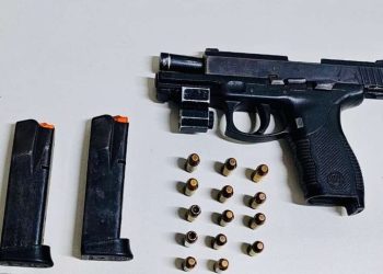 Homem capturado foi autuado em flagrante com arma e munições (Foto: Divulgação/SSPS)