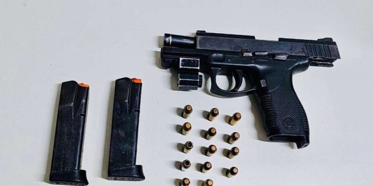 Homem capturado foi autuado em flagrante com arma e munições (Foto: Divulgação/SSPS)