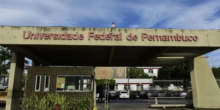 UFPE abre seleção simplificada para professor visitante com salários de até R$ 22 mil