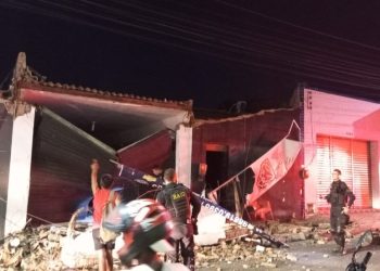 Teto de bar desaba e vítimas ficam presas no local (Foto: Divulgação/Corpo de Bombeiros)