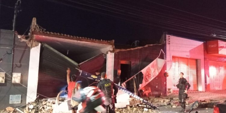 Teto de bar desaba e vítimas ficam presas no local, em Juazeiro do Norte