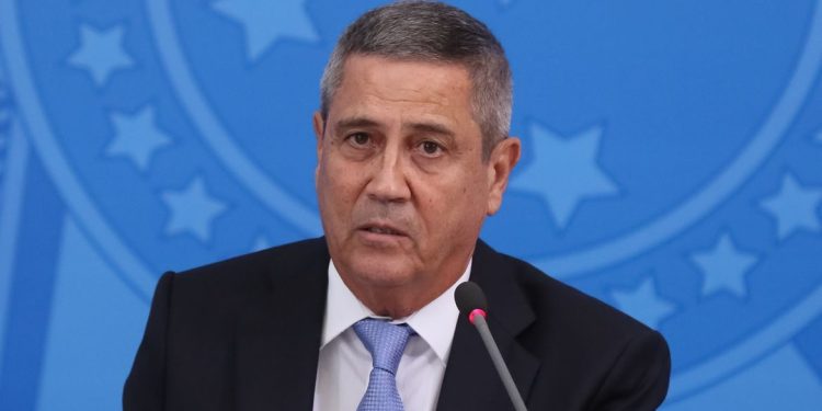 Braga Netto entregou dinheiro em uma sacola de vinho para financiar tentativa de golpe, disse Mauro Cid à PF