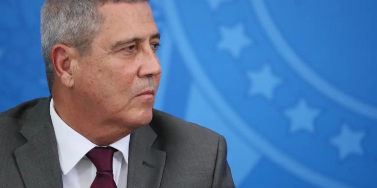 Após audiência de custódia, prisão preventiva de Braga Netto é mantida