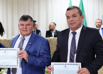Prefeito Braguinha (à esquerda, de paletó azul) e vice Gardel na cerimônia de diplomação (Foto: Reprodução)