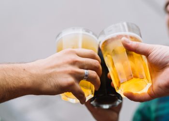 Adolescentes extrovertidos e com baixa resiliência emocional têm maior risco de consumo precoce de álcool, aponta estudo da Uece