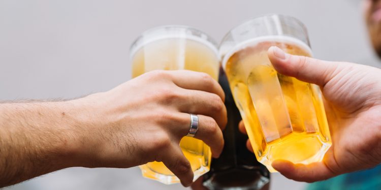 Adolescentes extrovertidos e com baixa resiliência emocional têm maior risco de consumo precoce de álcool, aponta estudo da Uece