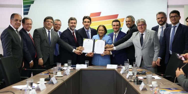 Elmano de Freitas participa de lançamento de programa para fortalecer turismo internacional, em Brasília