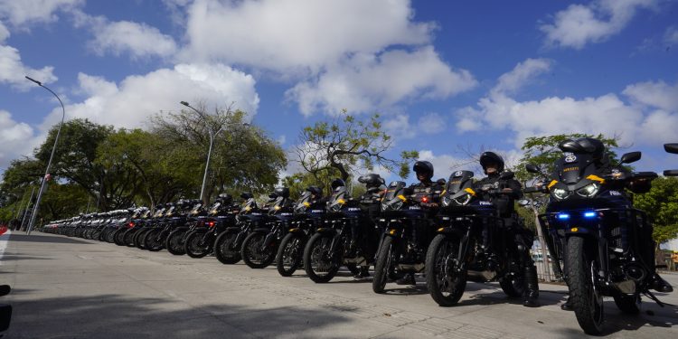 Governo do Ceará entrega 100 motocicletas, um caminhão baú e uma retroescavadeira à Polícia Militar