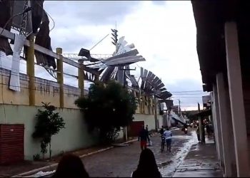 Teto do Estádio Geraldão destruído após chuva em Brejo Santo (Foto: Reprodução)
