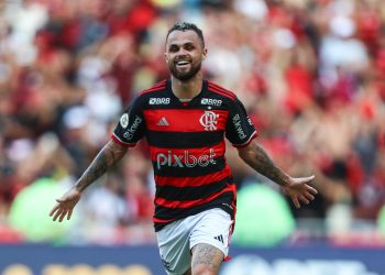 Flamengo vence e tira Inter da briga pelo título brasileiro