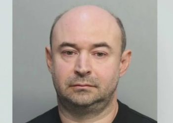 Brasileiro é preso nos EUA por apontar laser para aviões em Miami