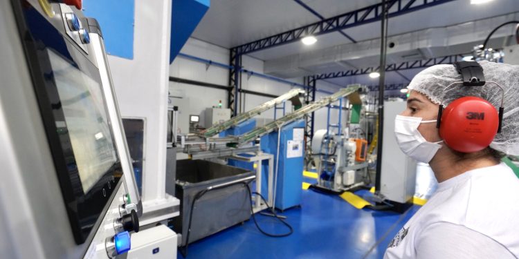 Ceará segue em 2ª posição nacional em crescimento industrial no acumulado do ano, segundo IBGE