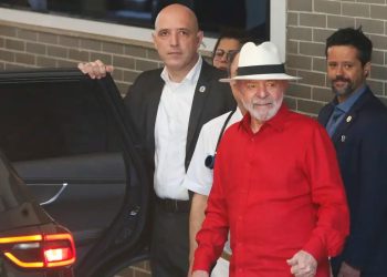 Lula acena após sair do hospital onde realizou exames nesta quinta-feira (19) (Foto: Paulo Pinto/Agência Brasil)