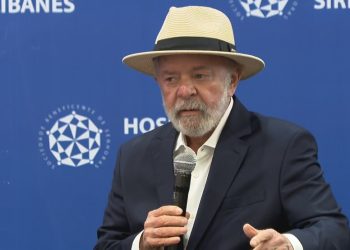 Lula fala após coletiva dos médicos neste domingo (15) (Foto: Reprodução)