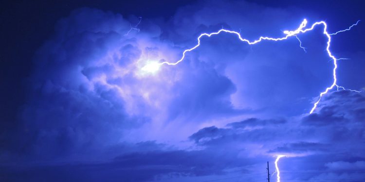 Cariri lidera registros de raios no Ceará em 2024, aponta levantamento