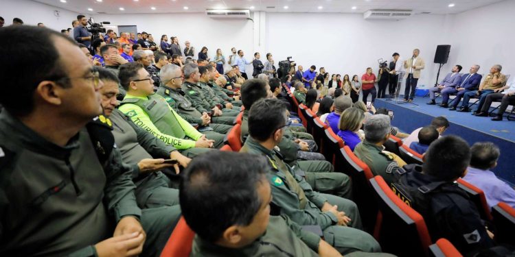 Governador Elmano de Freitas assina projetos para reestruturação das forças de segurança pública