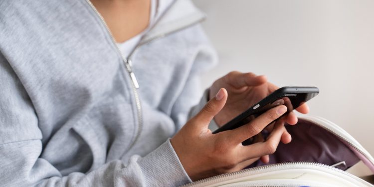 CCJ da Câmara aprova proposta que restringe uso de celulares nas escolas