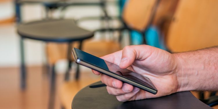 Senado aprova restrição ao uso de celulares em salas de aula; medida segue para sanção presidencial