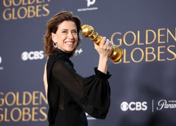 Fernanda Torres vence Globo de Ouro e dedica prêmio à mãe (Foto: Reprodução/X)