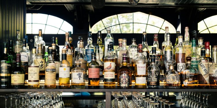 Risco de câncer associado ao álcool pode levar a alertas similares aos de cigarros