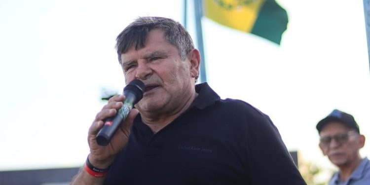 Prefeito reeleito de cidade cearense é preso por suspeita de ligação com facção criminosa no dia da posse