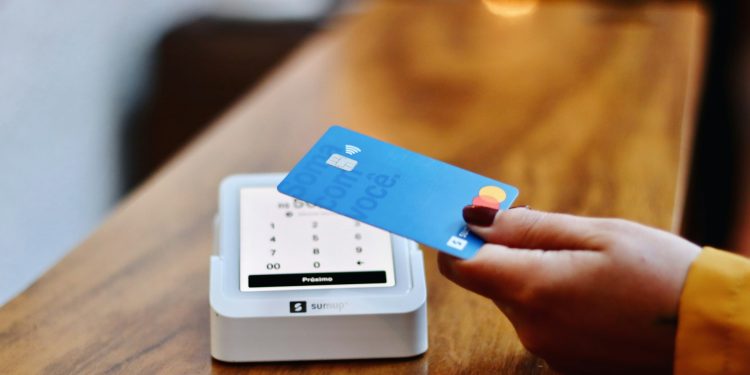 Com monitoramento da Receita, entenda por que emprestar o cartão de crédito pode ser um problema