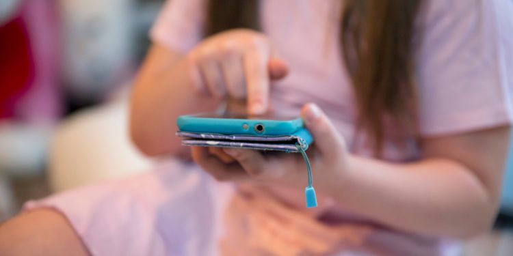 Lula sanciona lei que restringe uso de celulares em escolas de todo o país; saiba o que muda