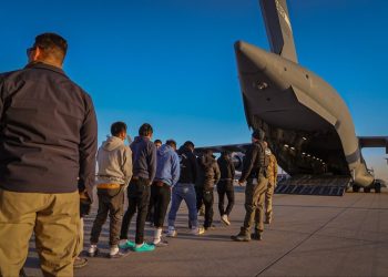 Primeiro voo de deportados da era Trump com destino ao Brasil chega hoje