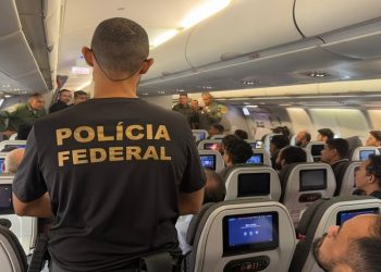 Brasileiros deportados dos EUA chegam a Manaus algemados e são resgatados pela FAB