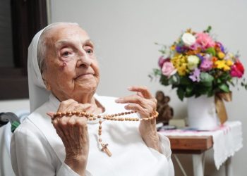 Brasileira torna-se a pessoa mais velha do mundo aos 116 anos, diz organização