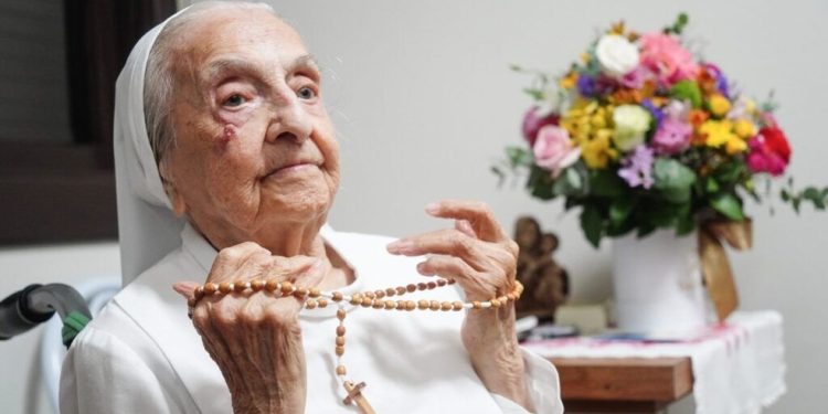 Brasileira torna-se a pessoa mais velha do mundo aos 116 anos, diz organização