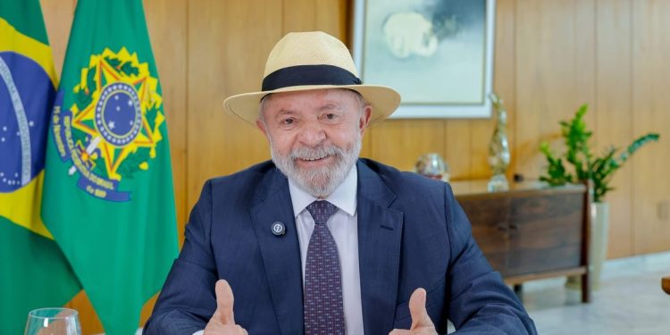 Lula faz exames de imagem da cabeça e está liberado para viagens