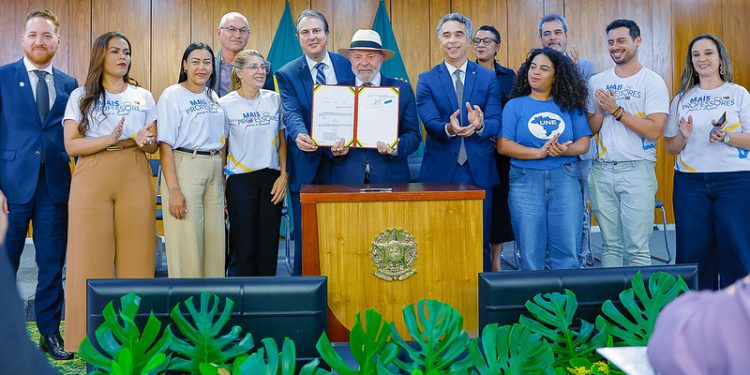 Mais professores: Governo oferecerá bolsa de R$ 1.050 para estudantes de licenciatura; saiba detalhes