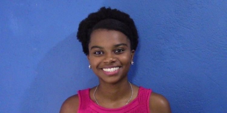 De brincadeira a carreira: jovem que viralizou como “repórter mirim”, tira 960 na redação do Enem e se prepara para cursar jornalismo