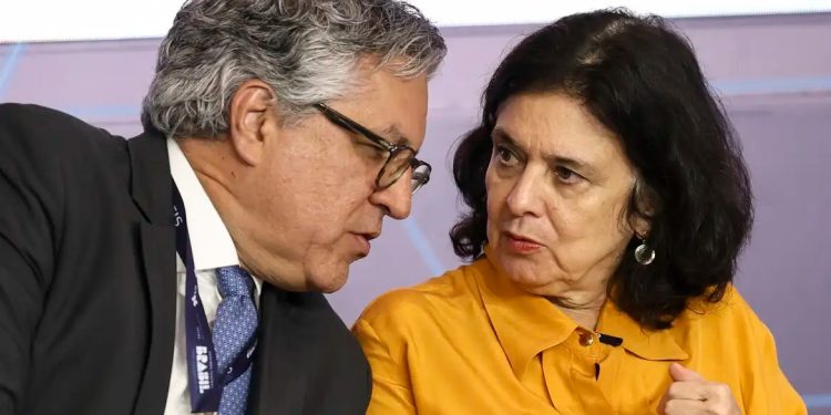 Lula demite Nísia Trindade do Ministério da Saúde e anuncia Alexandre Padilha como substituto