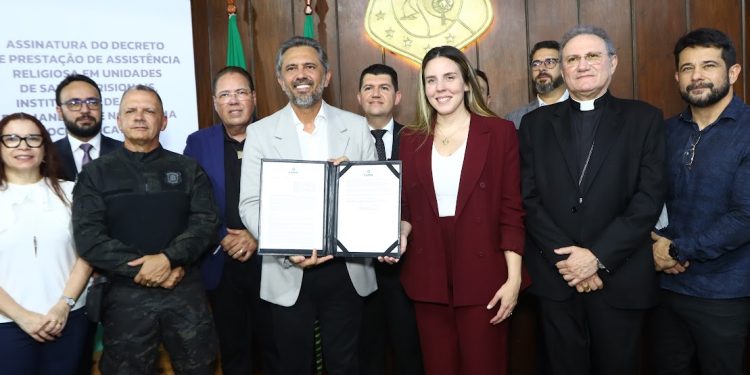 Elmano de Freitas assina decreto que garante assistência religiosa em hospitais e sistemas prisionais no Ceará