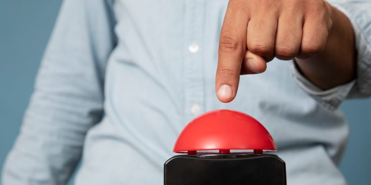 O botão de desligar – Por Mirta Lourenço