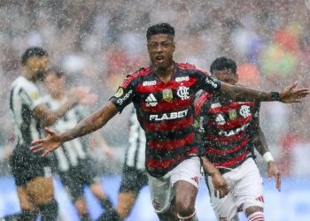 Bruno Henrique brilha e Flamengo conquista Supercopa do Brasil contra o Botafogo