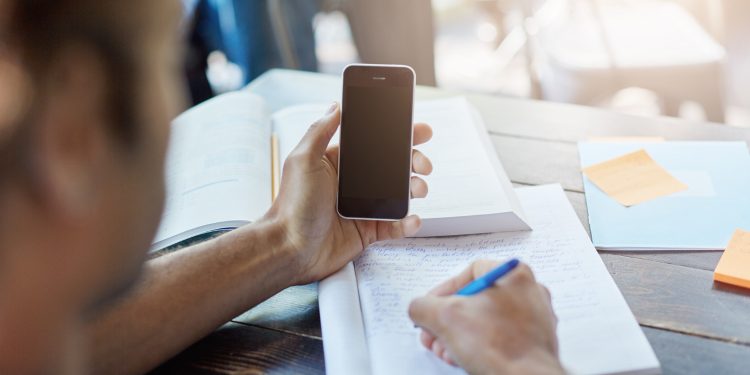 Lei proíbe celular nas escolas: o Revista Cariri preparou uma série de perguntas e respostas; confira