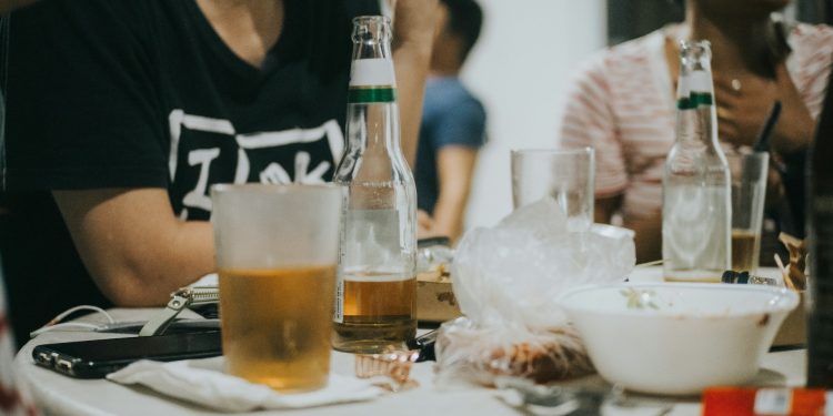 Mistura de álcool com medicamentos e estimulantes pode trazer riscos graves durante o carnaval