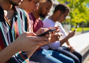 Qual o impacto da proibição de celular nas escolas? – Por Mirta Lourenço