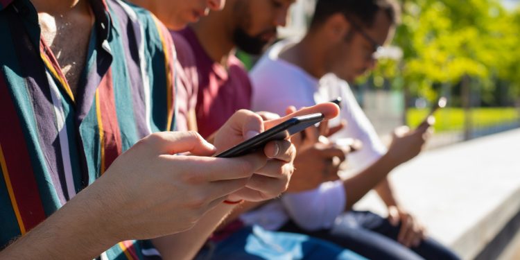 Qual o impacto da proibição de celular nas escolas? – Por Mirta Lourenço