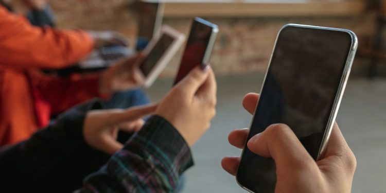 Lei proíbe celular nas escolas: o Revista Cariri preparou uma série de perguntas e respostas; confira