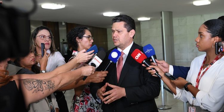 Anistia a golpistas não é assunto dos brasileiros, diz Alcolumbre