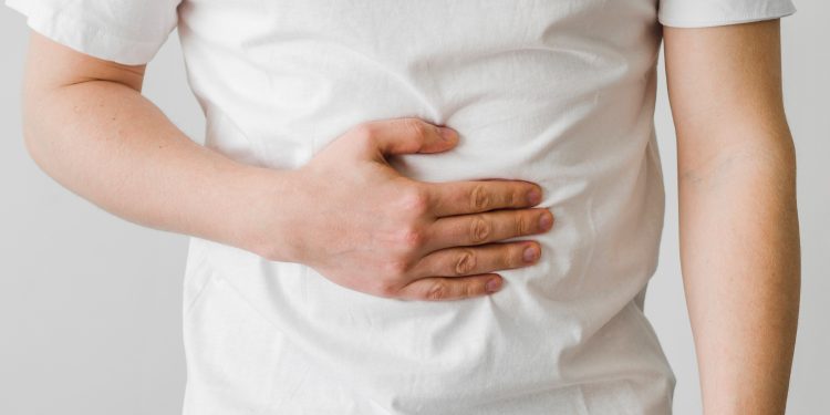 Indigestão pode indicar problemas além do estômago, alerta gastroenterologista