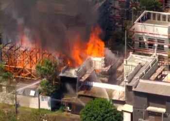 As causas do incêndio ainda estão sendo investigadas (Foto: Reprodução/Record TV)