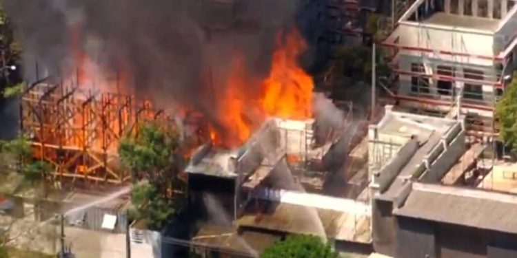 Incêndio atinge cidades cenográficas nos Estúdios Globo e deixa três feridos